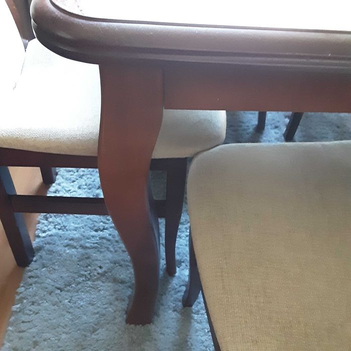Krzesła i stół do salonu