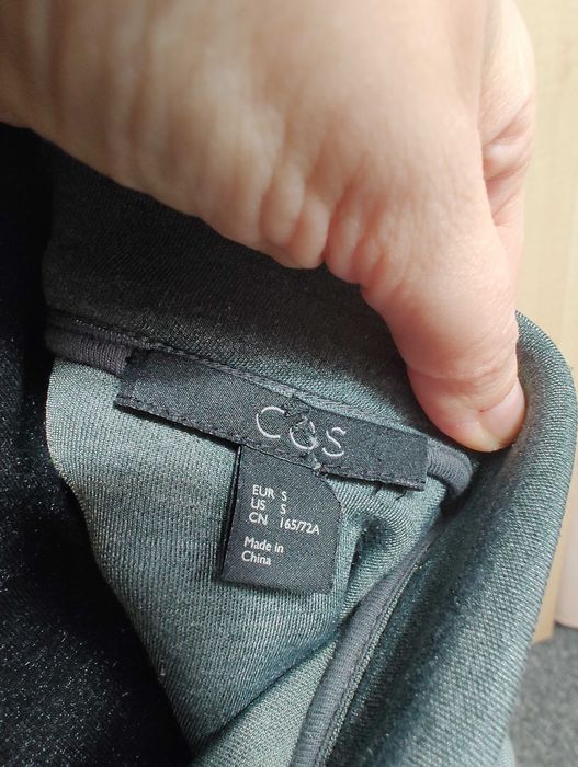 Urocza trapezowa krótka spódniczka z piankowego materiału COS S 36