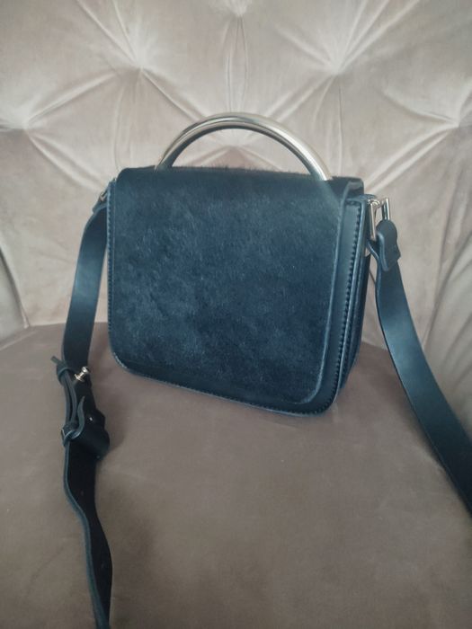 Czarna mała torebka z uchwytem do ręki Parfois