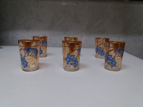 6 copos em vidro colorido (côr salmão) com flores azuis