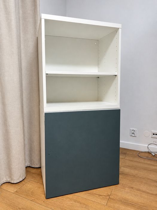 Regał IKEA z półkami i zamykaną szafką