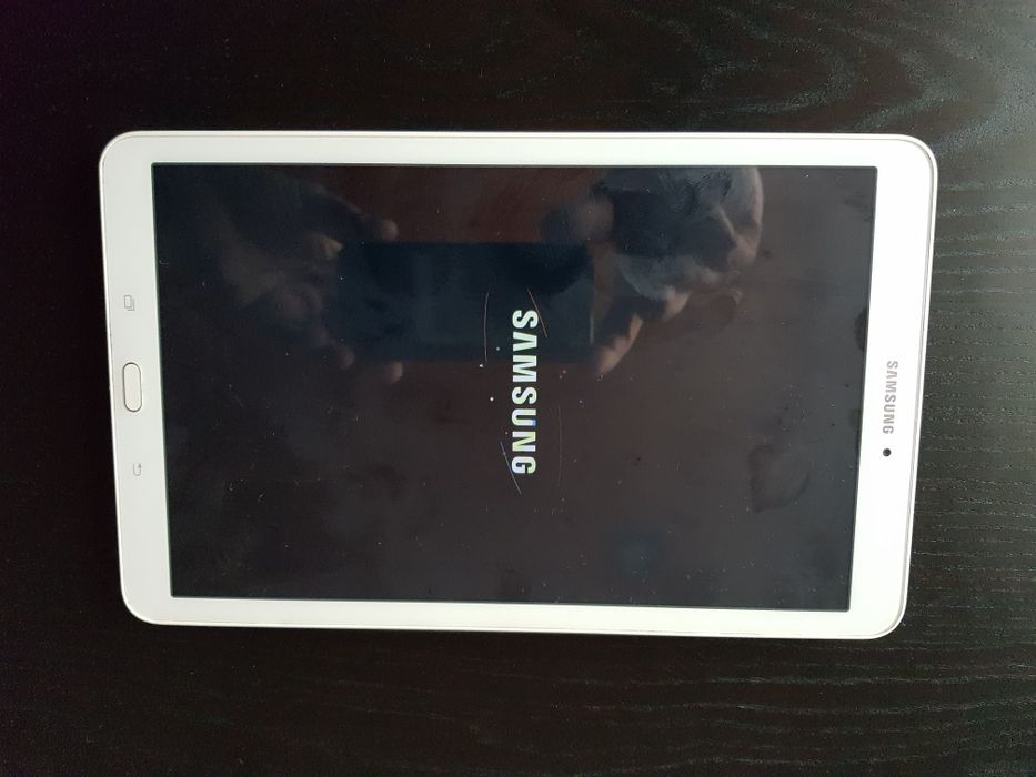 Tablet Samsung E em branco.