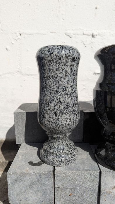 Продам вази,ніжки для лавки  з граніту(габро),та покостівки.