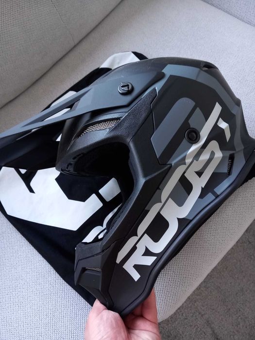 Capacete Off-Road marca Roost