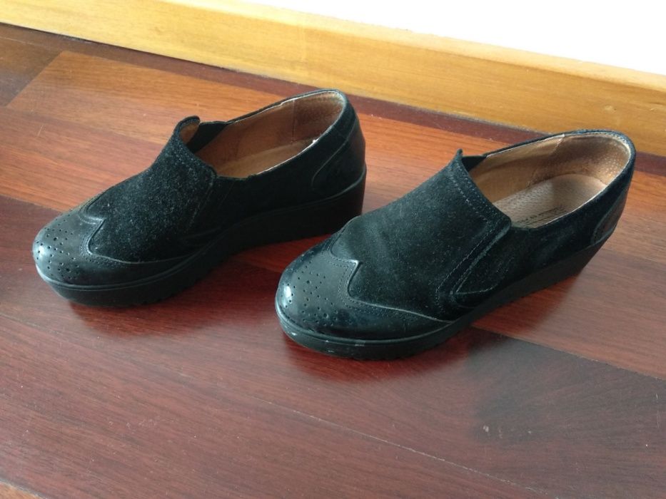 Sapatos pretos usados uma vez
