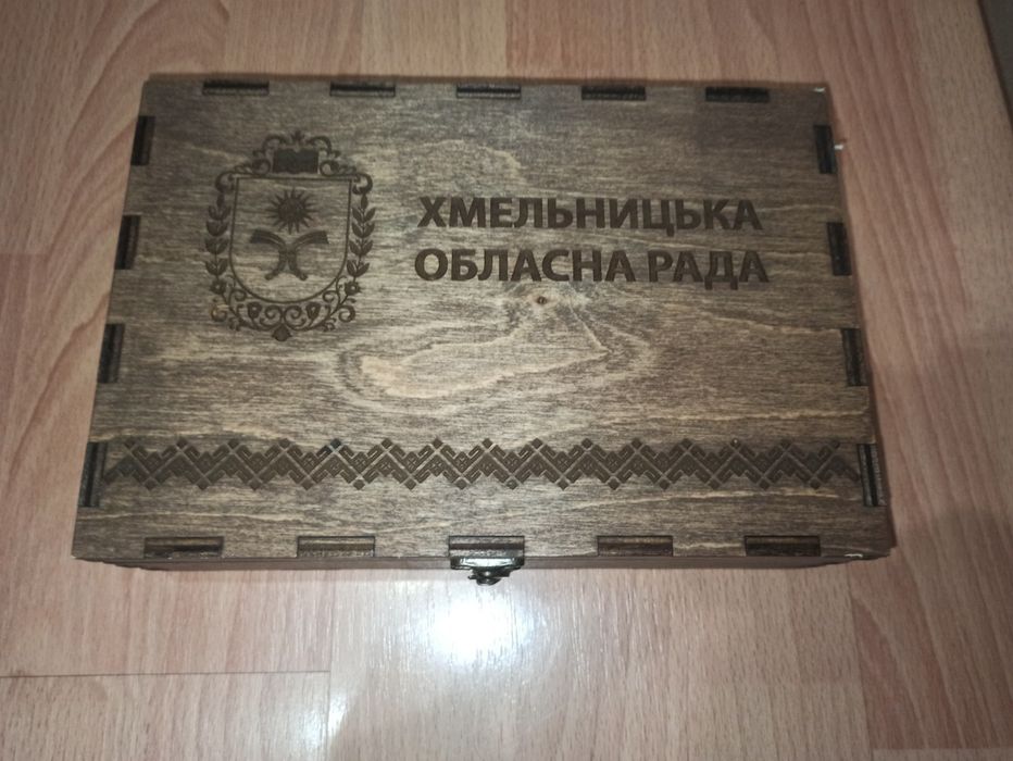 Подарункова дерев'яна коробочка «Хмельницька обласна рада»