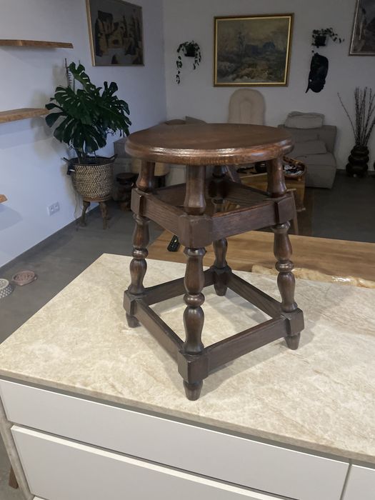 Drewniany dębowy stołek, piekny taboret