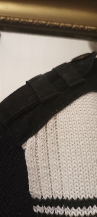 Sweter damski w czarno-białe pasy