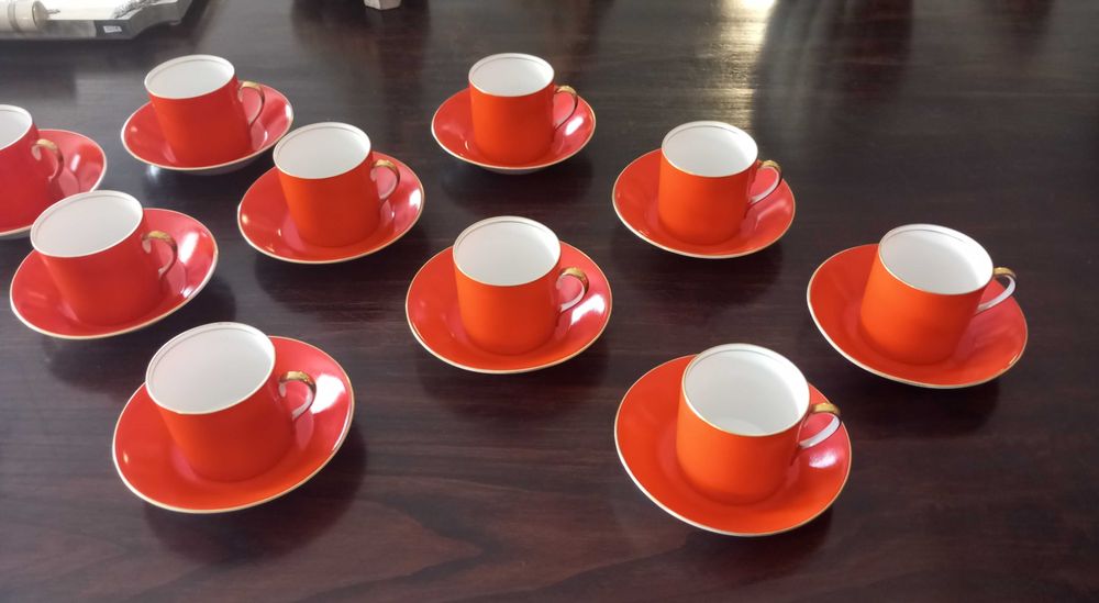 Antigo conjunto de 12 chávenas de café em porcelana Vista Alegre