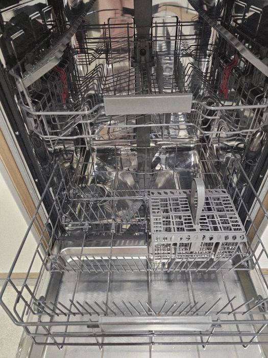 Посудомийна машина WHIRLPOOL