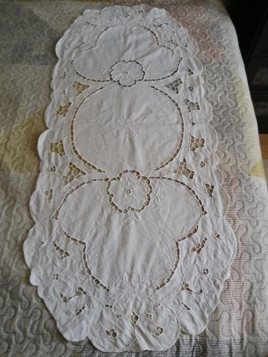 Caminho ou naperon bordado Richelieu