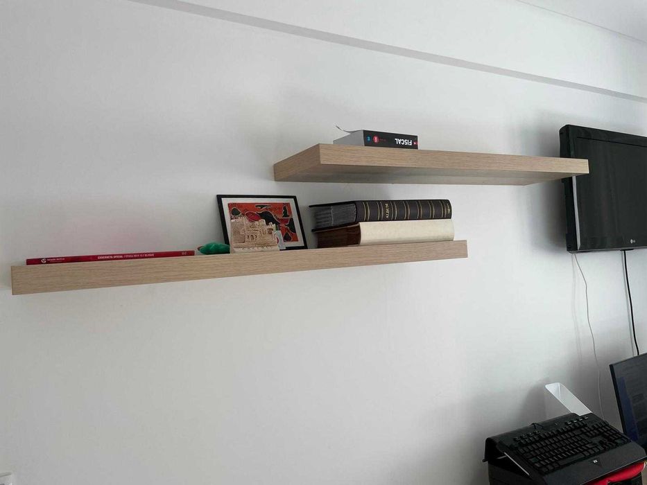 Prateleiras de parede com suporte como novas