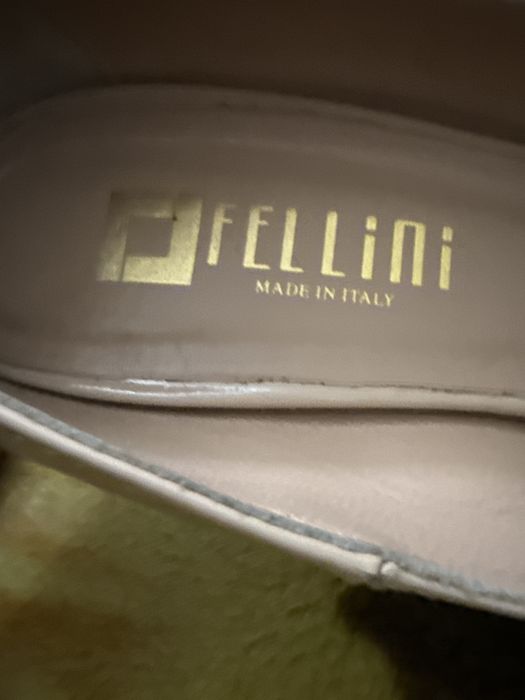 Туфли женские итальянские, лаковые, на каблуках небольшие изьяны, поэт