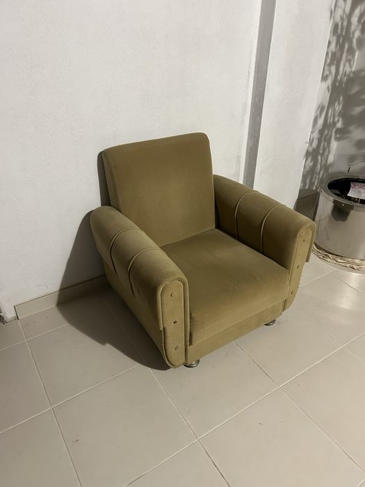 Poltrona bege com almofada