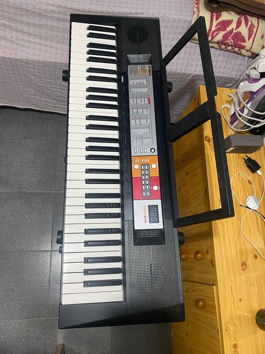 Teclado/ piano em bom estado Yamaha, com carregador .