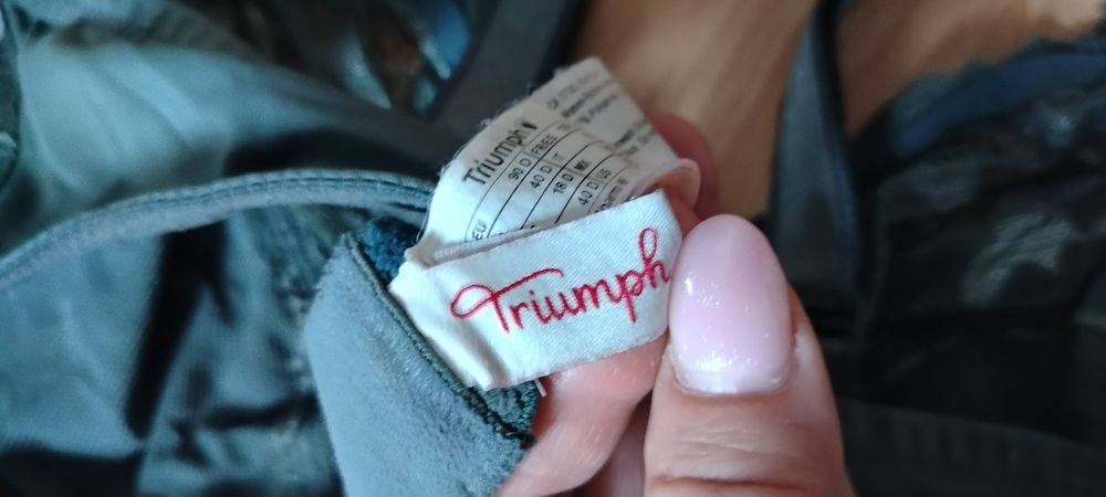 Ładny Duży Biustonosz TRIUMPH koronkowy na fiszbinach miękki D 90