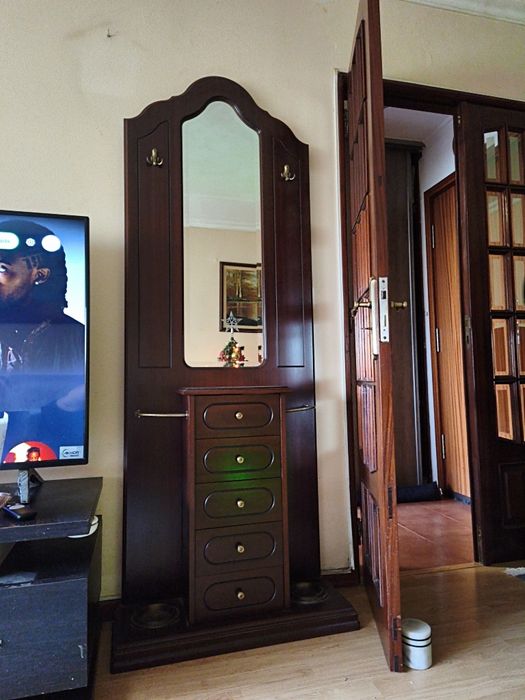 Móvel de Entrada Clássico em Madeira Maciça – Elegância