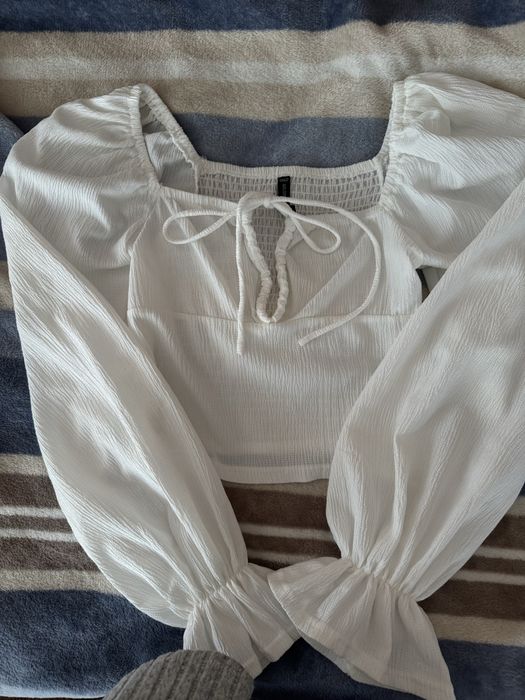 Біла блуза з цікавими рукавами