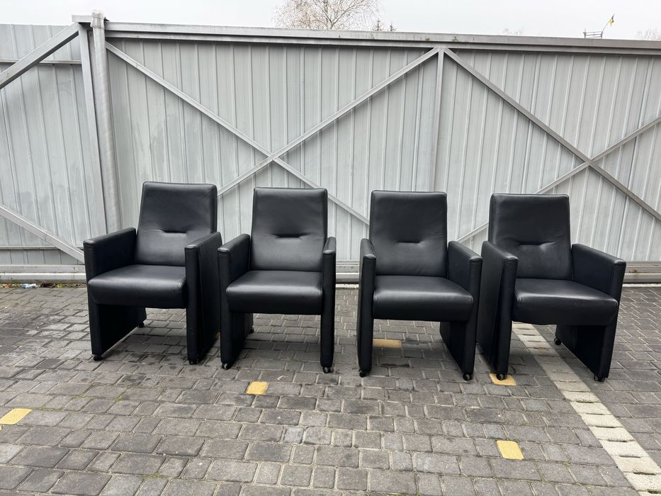 Шкіряні чорні крісла в дуже хорошому стані