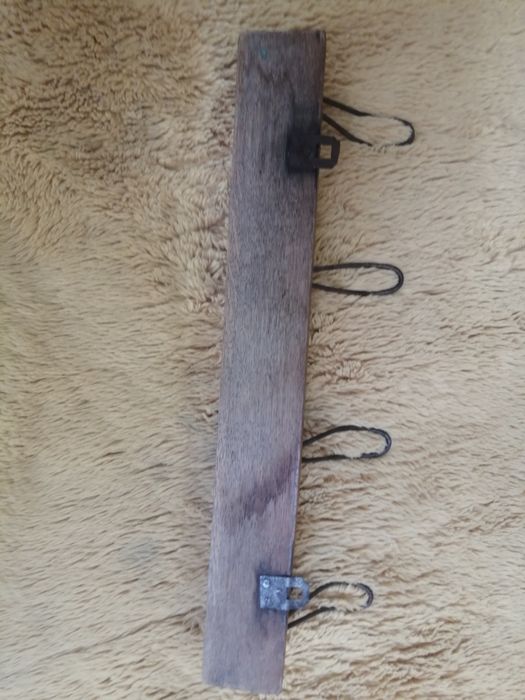 Stary wieszak ścienny do odrestaurowania.