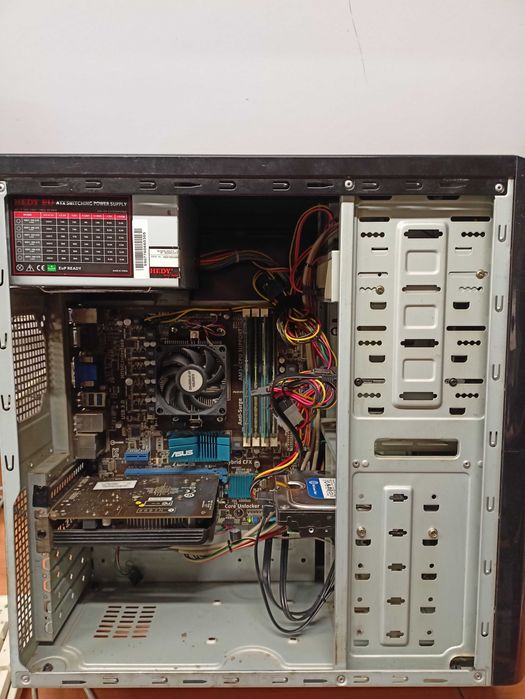 Komputer stacjonarny PC z monitorem 8GB RAM 120GB SSD 500GB HDD W10