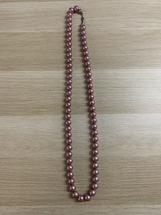 Quatro colares em perolas e metal