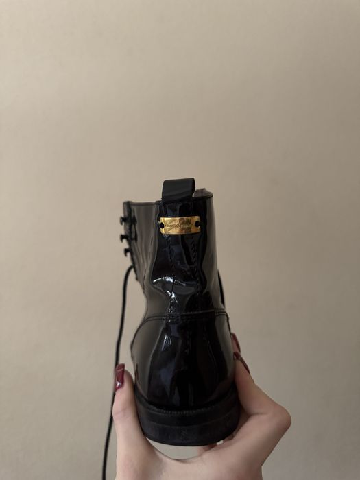 Lakierowane botki do kostki marki Russell & Bromley