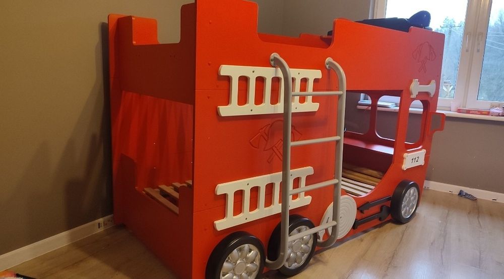 Łóżko piętrowe wóz strażacki