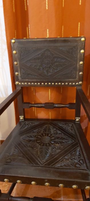 Cadeirões antigos em madeira maciça e pele