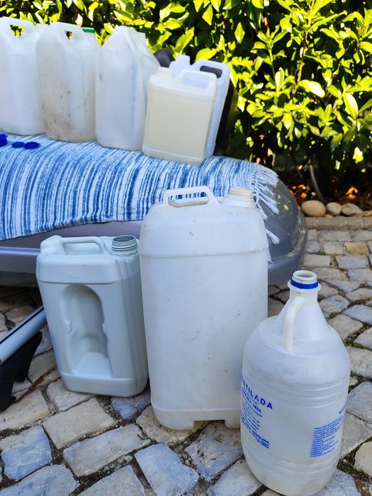 Garrafões de plástico OFEREÇO