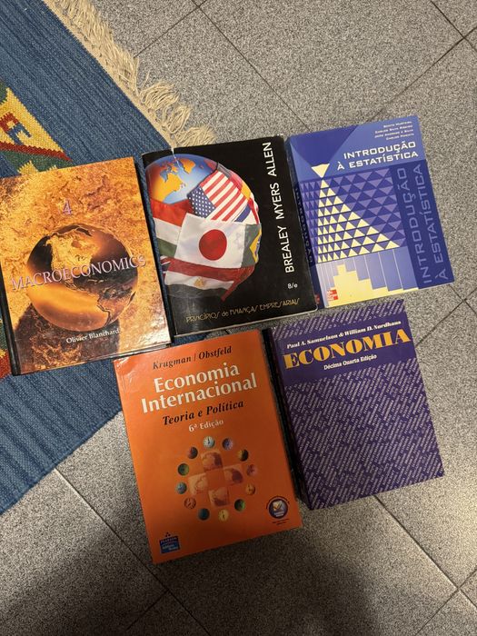 Diversos livros de economia