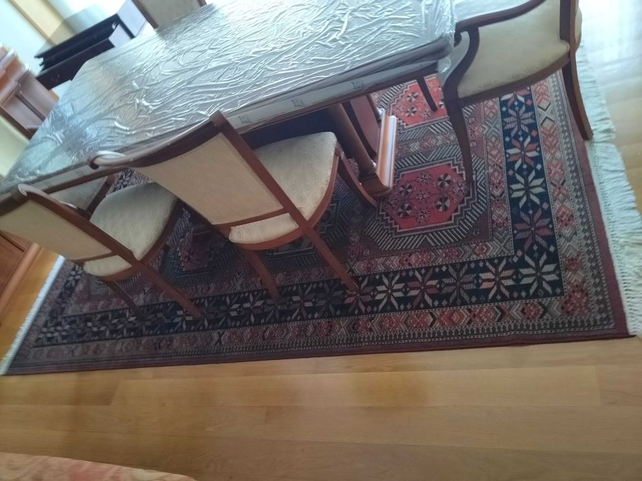 Sala de Jantar: Cristaleira + Mesa + 6 Cadeiras + Tapete