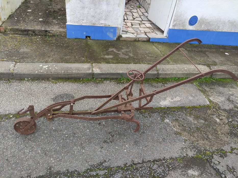 Arado / utensílio agrícola antigo