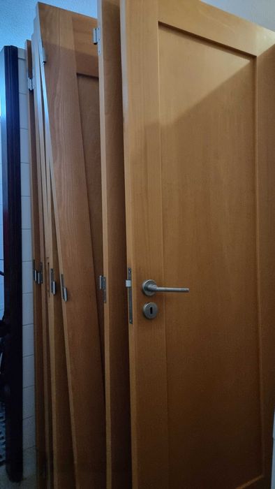 Portas Interiores em Madeira com Fechadura e Ferragens – 60€ cada