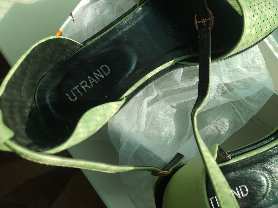 Женские босоножки