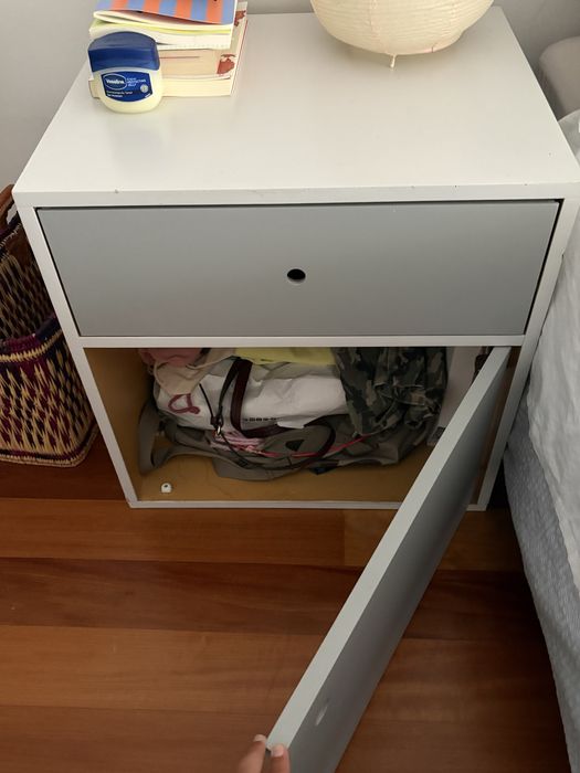 2 Mesinhas de Cabeceira Cinzentas - Muita organização