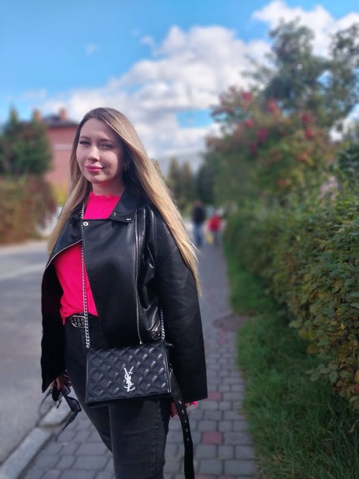 Кожана курточка жіноча.