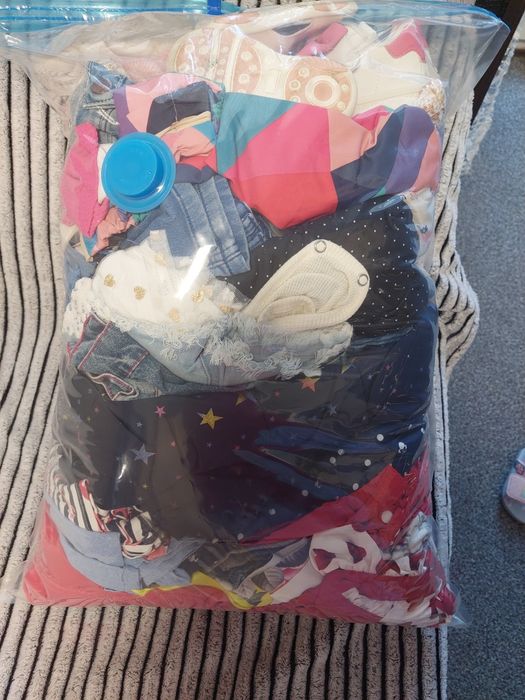Величезний пакет одягу для дівчинки.