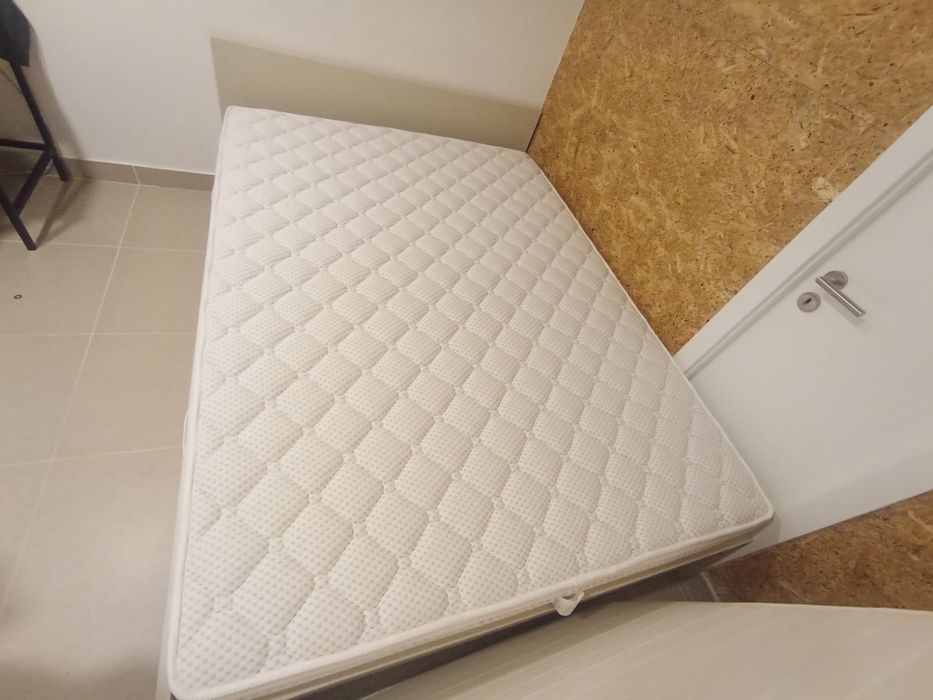 Cama Ikea já com colchão e estrados