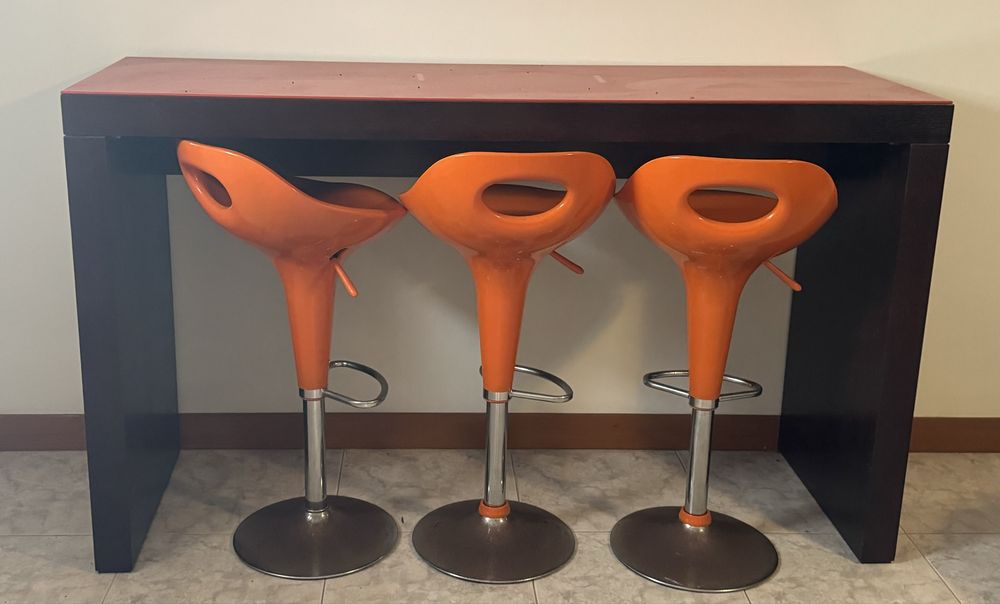 Balcão Madeira com Bancos de pé alto