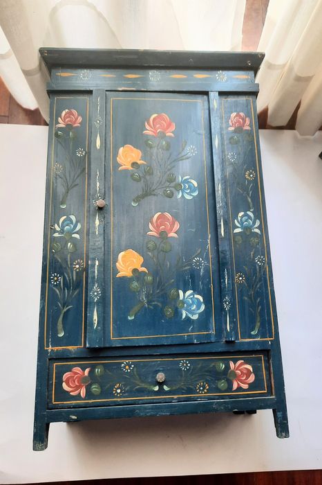 Mobília alentejana de quarto de bonecas tradicional alentejana