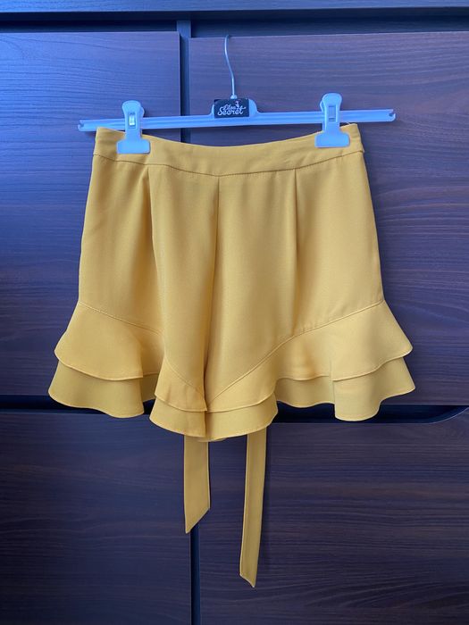 musztardowe, eleganckie krótkie spodenki AMISU