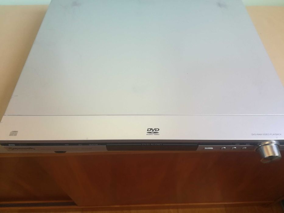 Leitor DVD Panasonic com sistema de som 5.1 sourond