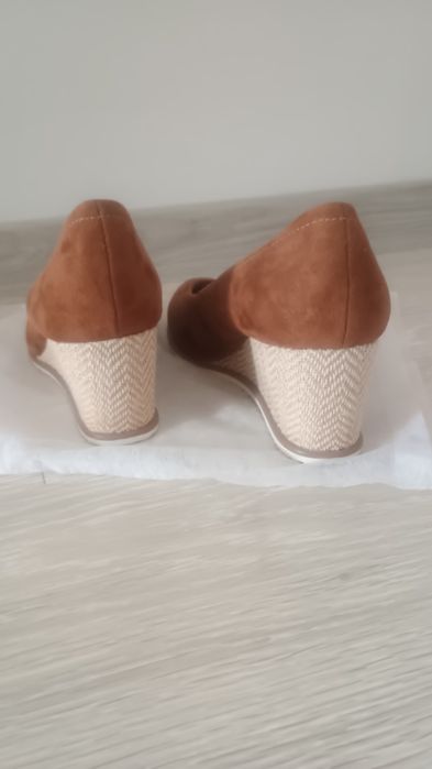 Sprzedam buty na koturnie.