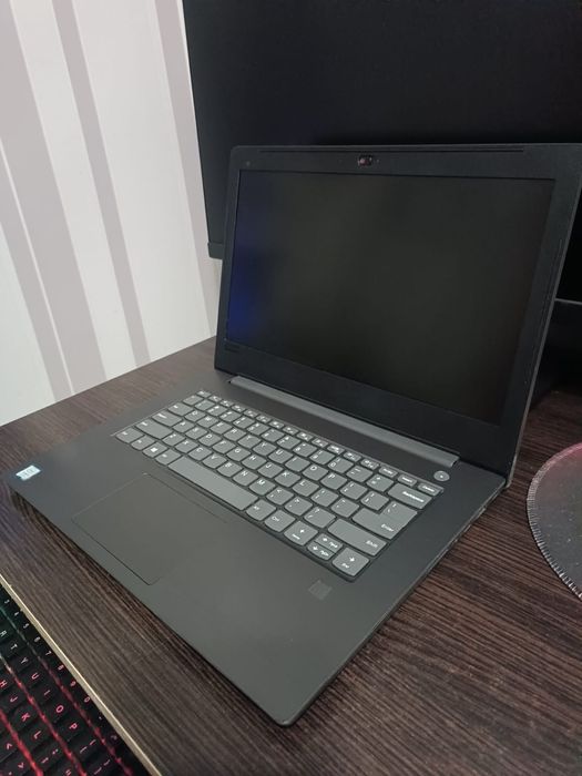 Lenovo V330  core i5-8250U  8гб