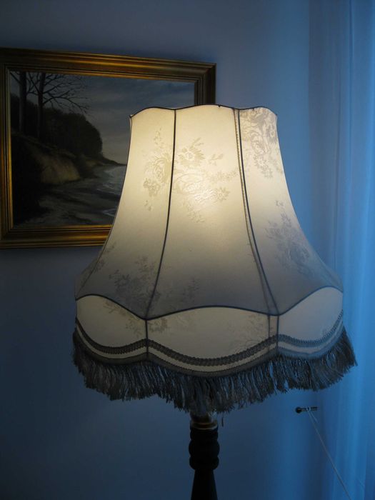 piękna lampa stojąca podłogowa  vintage z abażurem z mosiądzu i drewna