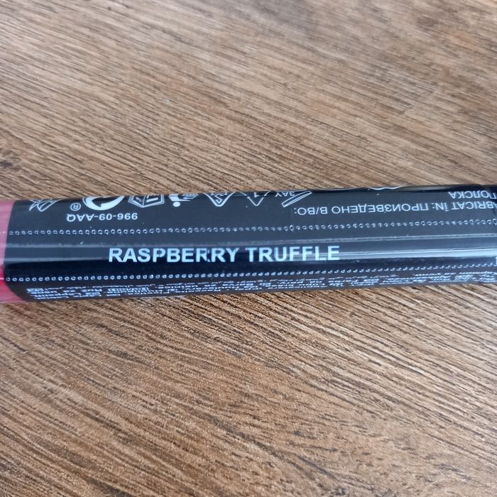 Avon Lip Paint nawilżająca szminka w płynie Raspberry Truffle