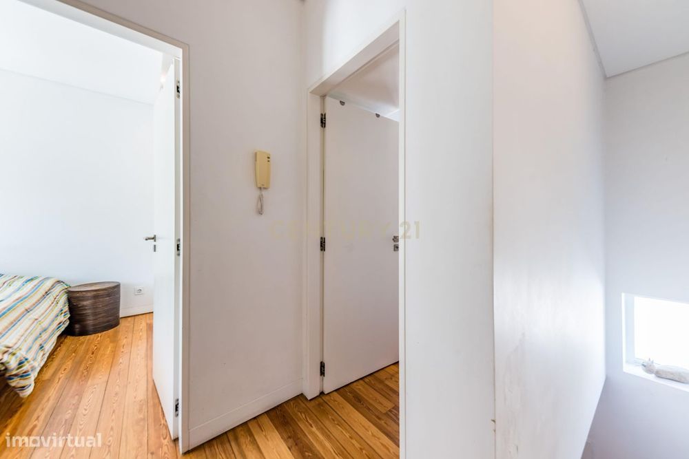 Moradia T2 Renovada com Jardim, Cave e Terraço | Viva o melhor de Belé