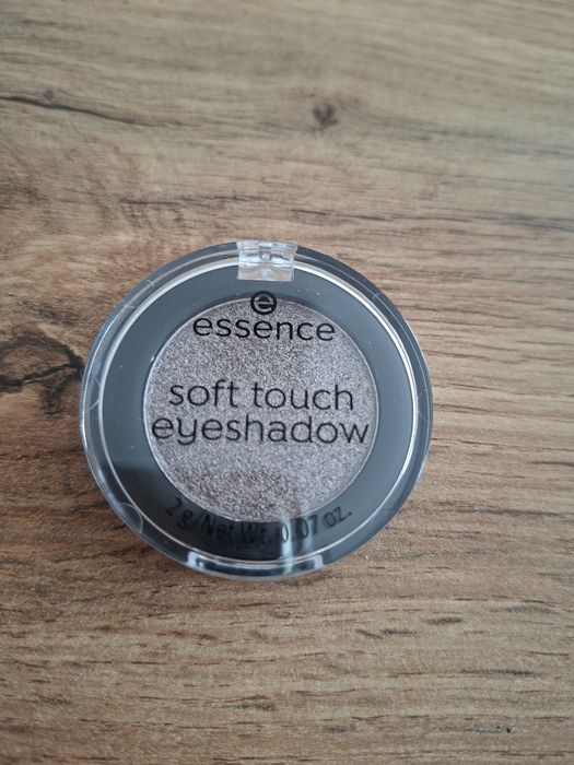Essence Soft Touch Eyeshadow cien do powiek mono brązowy  03 Enternity
