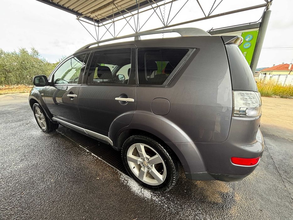 Mitsubishi Outlander 2.0 DI-D 4x4 | 7 Lugares | 201.000 km foto 3